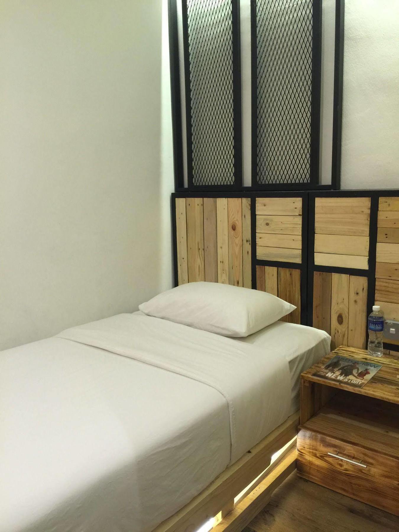The Oikos Hotel Pontian Kecil Exteriör bild