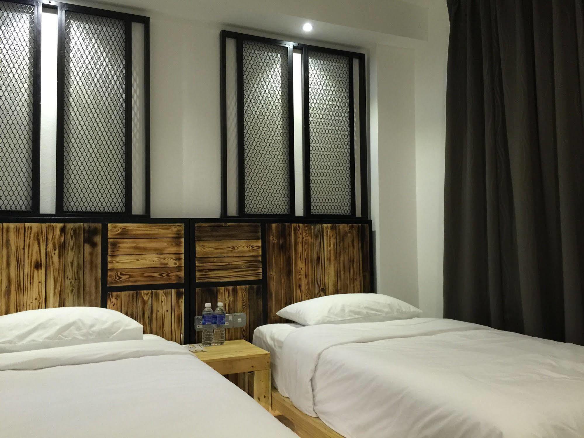 The Oikos Hotel Pontian Kecil Exteriör bild
