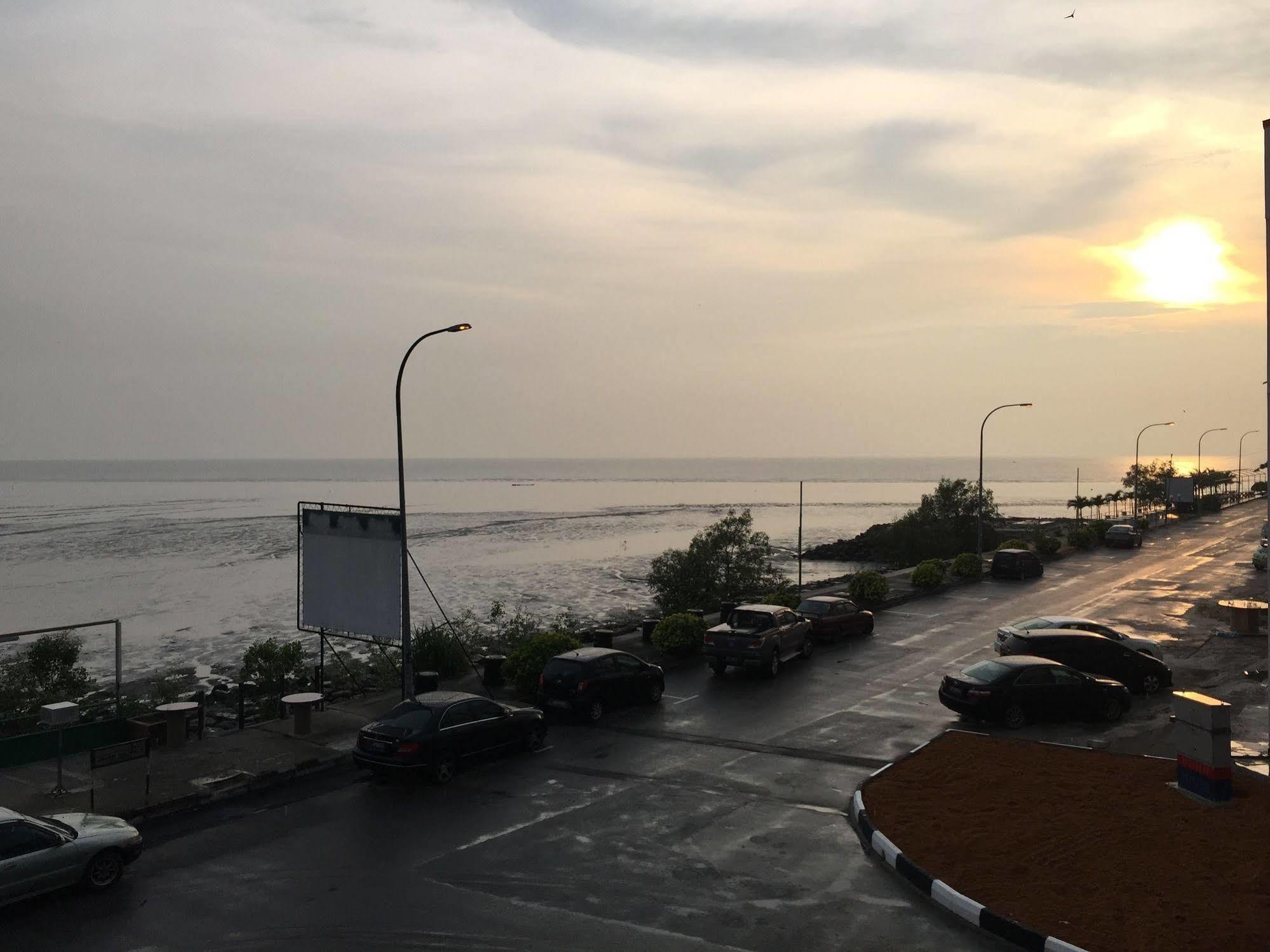 The Oikos Hotel Pontian Kecil Exteriör bild