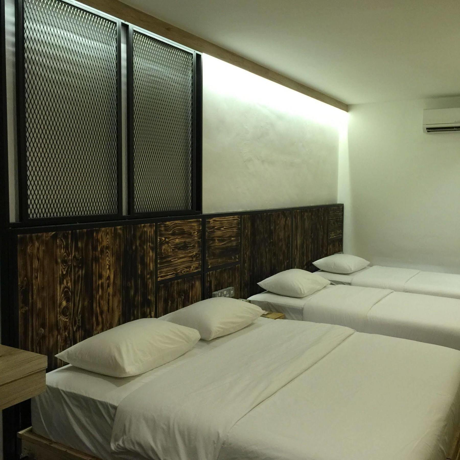 The Oikos Hotel Pontian Kecil Exteriör bild